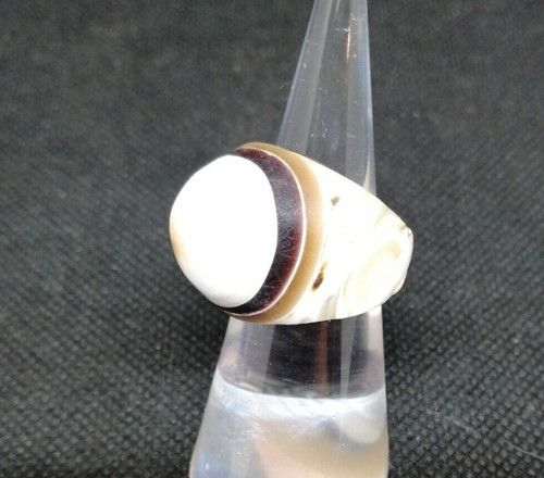 Bague taillée dans - bague, un