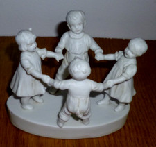 Ancien petit biscuit en porcelaine " ronde d'enfants " DLG enfants Muller
