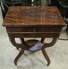 Travailleuse ou table a