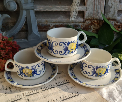 Anciennes tasses sous - anciennes,