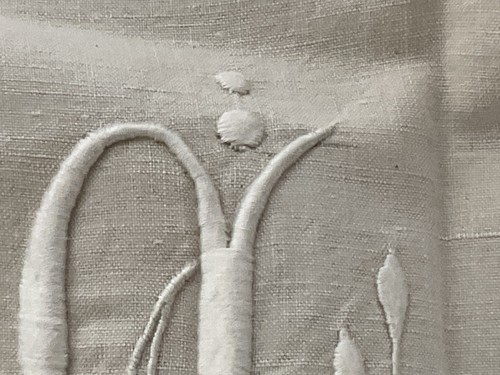 Beau drap brodé 2 - beau, m