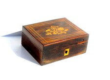 OLD CARVED / ENGRAVED WOODEN BOX / BOX - HANDMADE - FLOWERS - 12.5x10x6cm