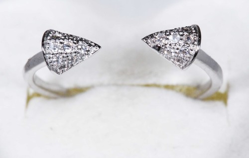 Bague en argent - ---,