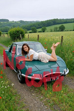 JOLIE FILLE SUR LE CAPOT D'UNE