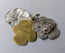 Pendentif religieux Notre Dame de Lourdes bijou ancien fleur Art Nouveau