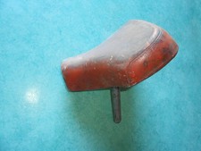 Selle rouge Peugeot 103