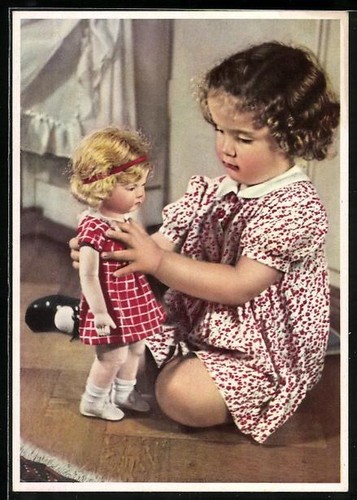 Fille joue avec poupée - avec, sa
