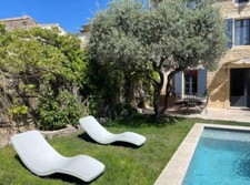 2 chaises longues en fibre de