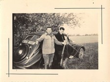 RARE PHOTOGRAPH WITH 2 HUNTERS WITH AN OLD CAR