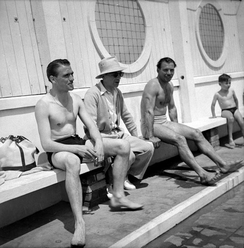 Hommes assis banc cabine - , plage