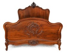 Lit de style Louis XV en noyer sculpté