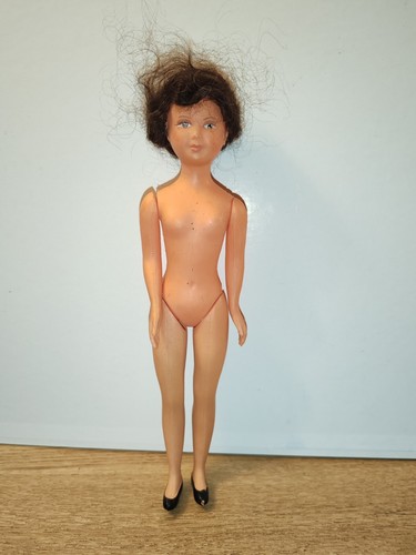 Ancienne petite poupée petit - petite,