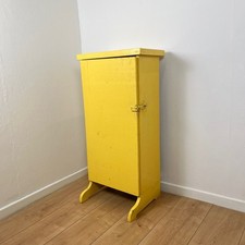 Petit meuble d’atelier vintage jaune pâle en bois – rangement atelier / déco