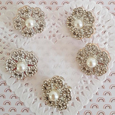 Boutons fleurs à queue strass