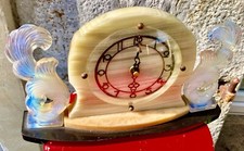 Pendule Art Déco  en onyx , marbre et verrerie opalescente de Sabino ou Verlys