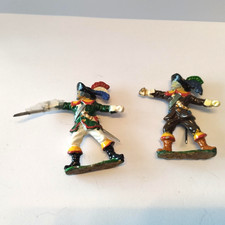 lot 2 Figurines PLOMB a identifier soldats  mousquetaires  ( no quiralu )