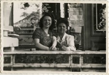 OLD PHOTO - VINTAGE SNAPSHOT - WOMAN COUNTER RESTAURANT GROCERY STORE