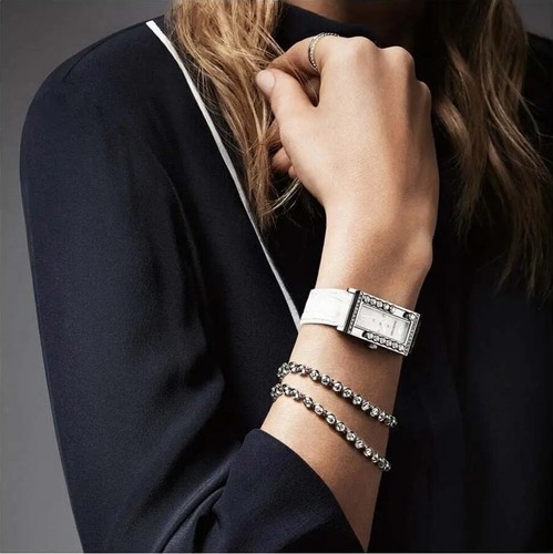 Montre femme avec - mouvement, à