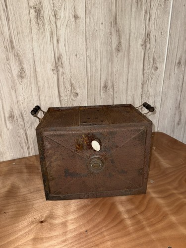Ancienne couveuse œuf - À,