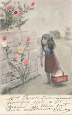 CP PETITE FILLE CHEVEUX LONGS PIEDS NUS PANIER OEUFS PRES MUR ROSES FLEURS