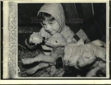 1971 Press Photo Wayne Tabbert bottle feeds baby lamp at South Dakota farm