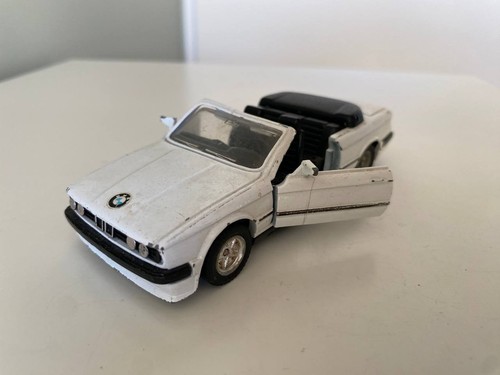 Ancienne voiture miniature
