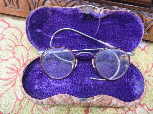 Old pair round glasses - old,