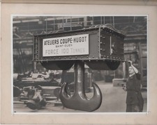 2 Photos - Group of Workers and COUPE-HUGO Workshop in St Ouen (93) Lifting Cranes