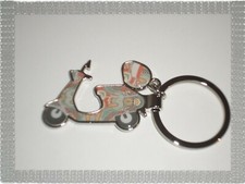 Porte Clés Fantaisie Rose  Scooter avec Casque  Neuf