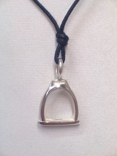 Pendentif avec étrier - avec, en