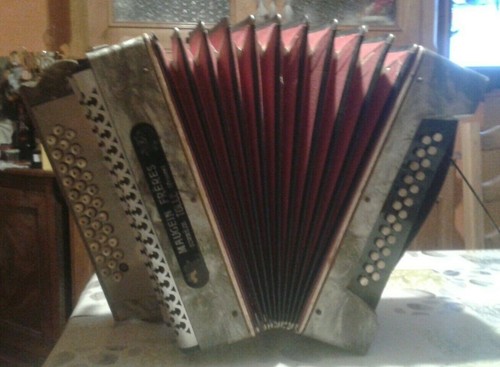 Très ancien accordéon
