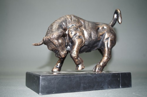 Statue taureau sur socle en - taureau,