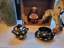 un sucrier et une tasse et