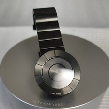 Montre noire design ISSEY