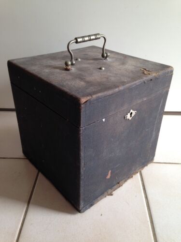 Ancienne caisse boite - ,
