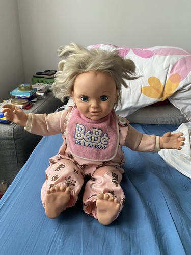Très jolie poupée bébé - très,