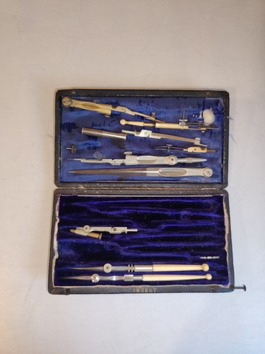 Ancienne boite compas - a, avec