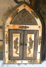 ANNEE 1950 MIROIR MAROCAIN AUTEL MURAL 2 PORTES EN OS SCULPTE ARABESQUES LAITON