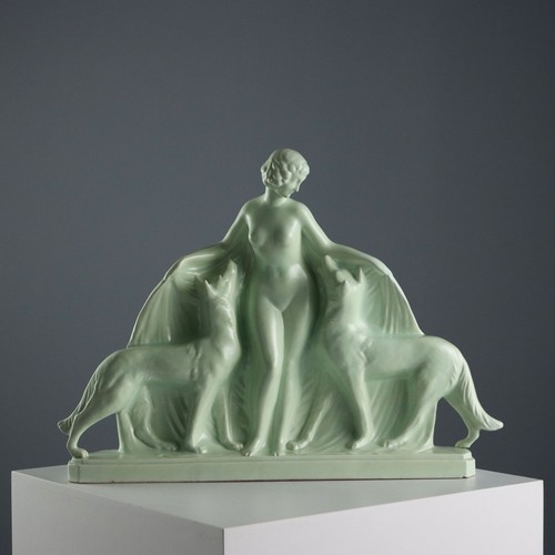 Femme avec chiens sculpture - chiens,