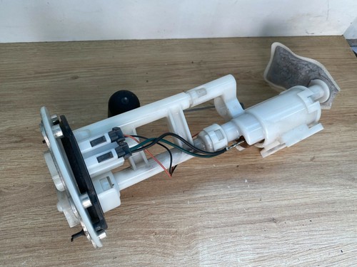 Une pompe essence scooter - pompe, a