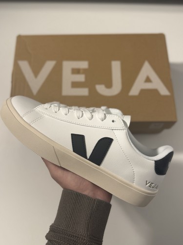 Paire chaussure veja - veja, |