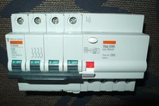 DISJONCTEUR DIFFERENTIEL TETRA. 32A 30mA COURBE C, 4POLE MERLIN GERIN 32AMPERE