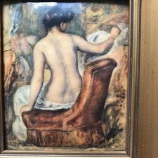 cadre Helca en bois doré martelé à la main femme nue assise sur un fauteuil 