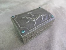 JOLIE PETITE BOÎTE en étain, à décor de l'Hermine d'Anne de Bretagne.