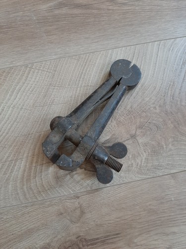 Ancien etau main outil - a,