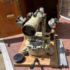 Tachéomètre autoréducteur