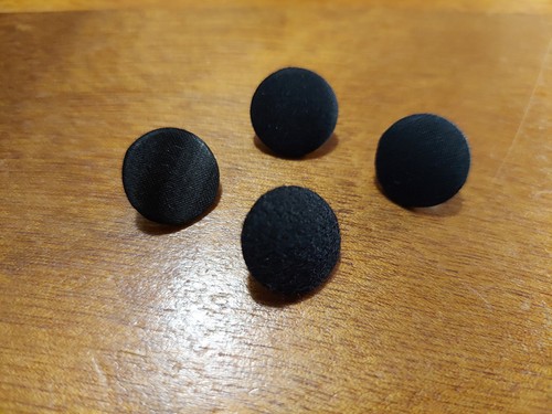 Boutons noirs réalisés - noirs, sur