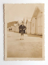 Garçon bord de mer cabines de