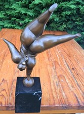 FEMME BRONZE ÉQUILIBRISTE AU