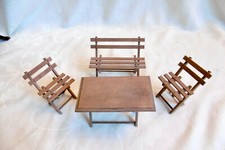 MOBILIER PLIANT DE JARDIN DE POUPÉE EN BOIS - TABLE, BANC ET 2 CHAISES